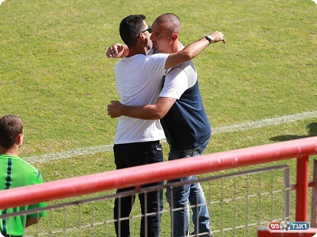 נפרדו כידידים. מוריס אוזן ואילן סויסה (קובי פורטל)